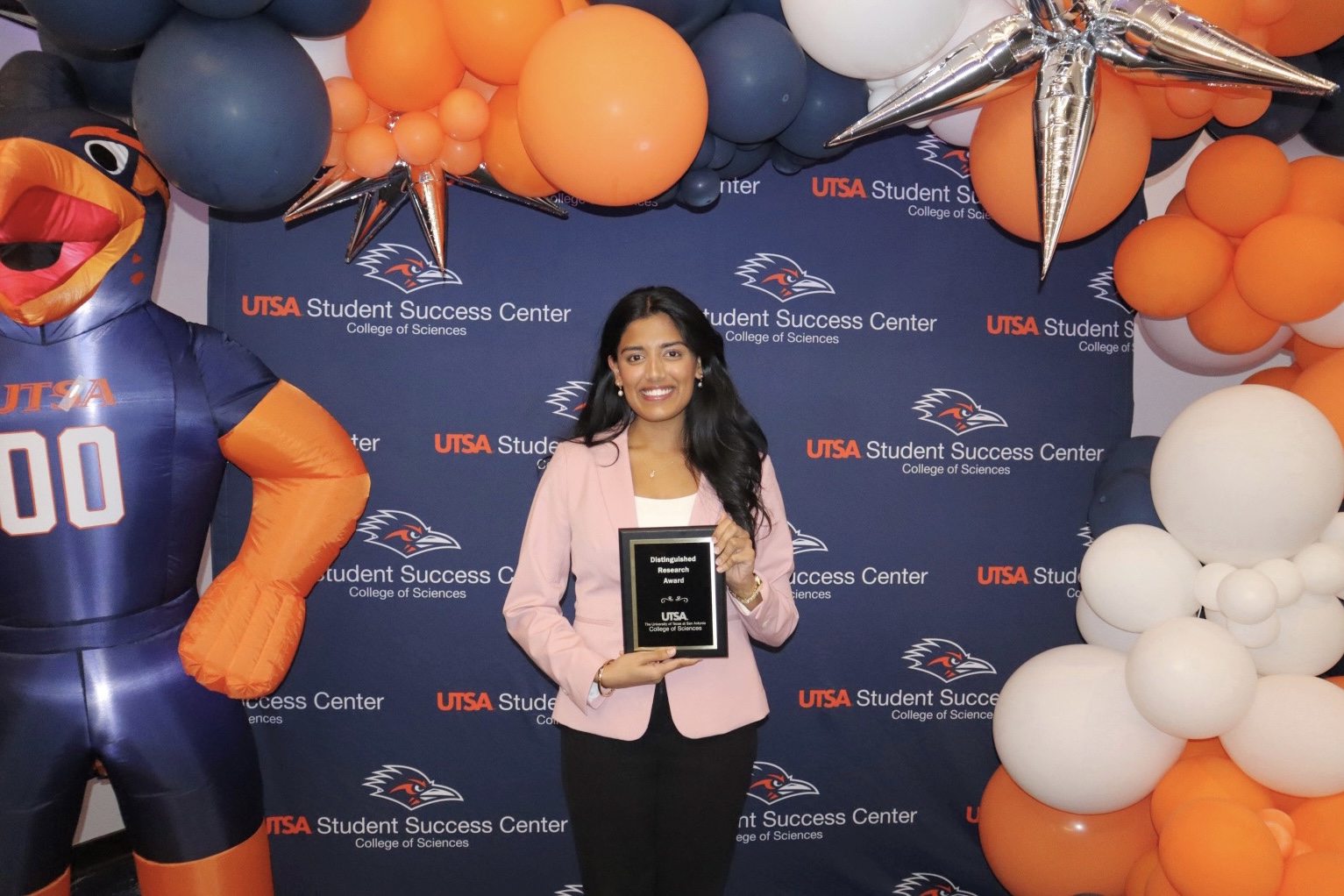 Abhinaya Guduru receiving the Distinguished Research Award